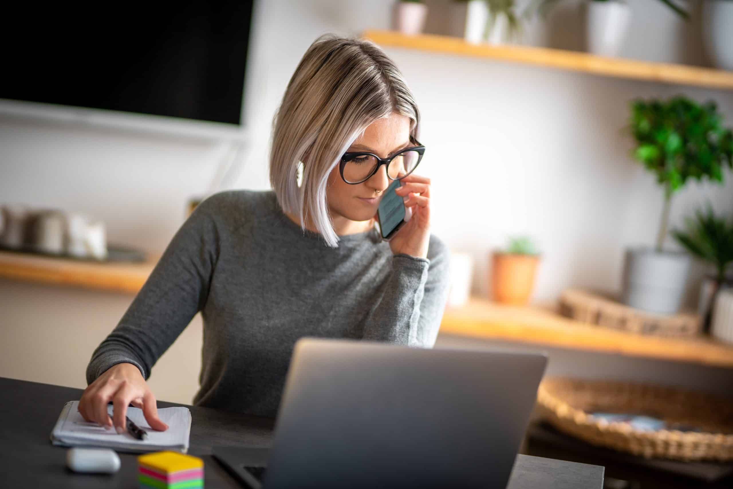 Konferensbokarna jobbar med en bokning