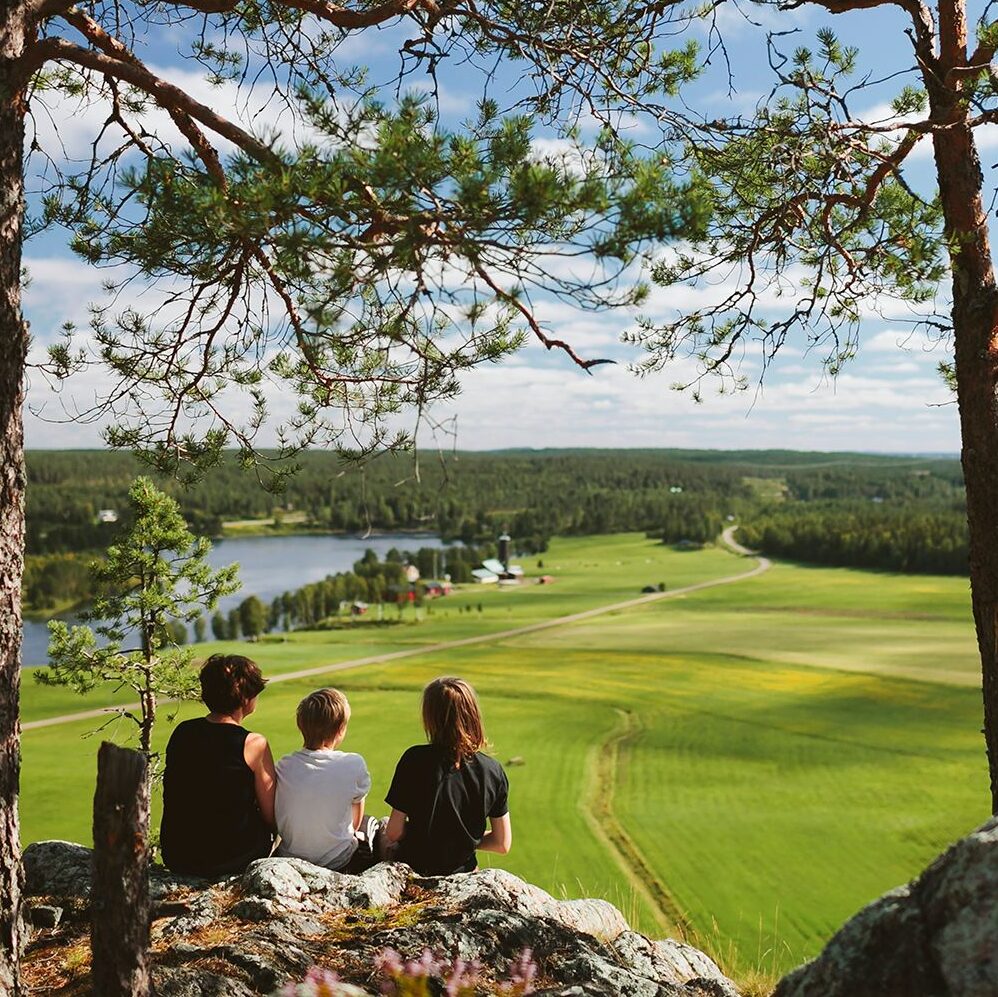 Barn med utsikt över åkermark