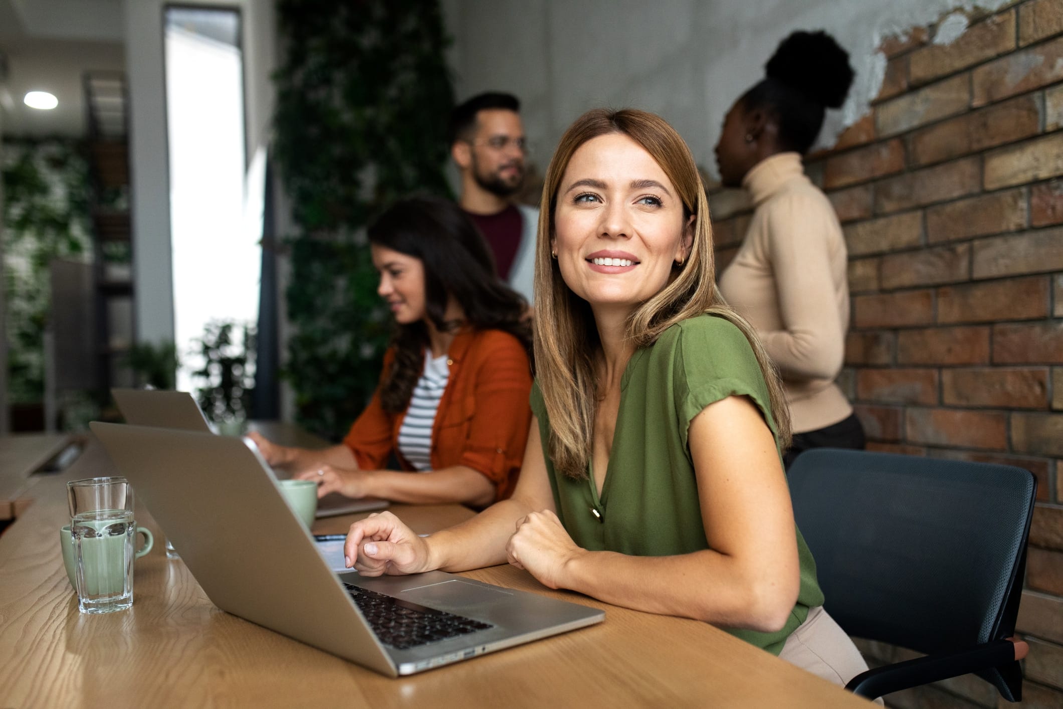 Konferansekvinne ved datamaskinen