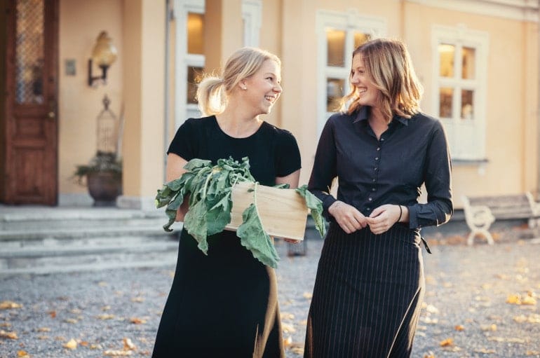 Thoresta Herrgård två tjejer utanför Herrgården konferens Stockholm Bro-Bålsta