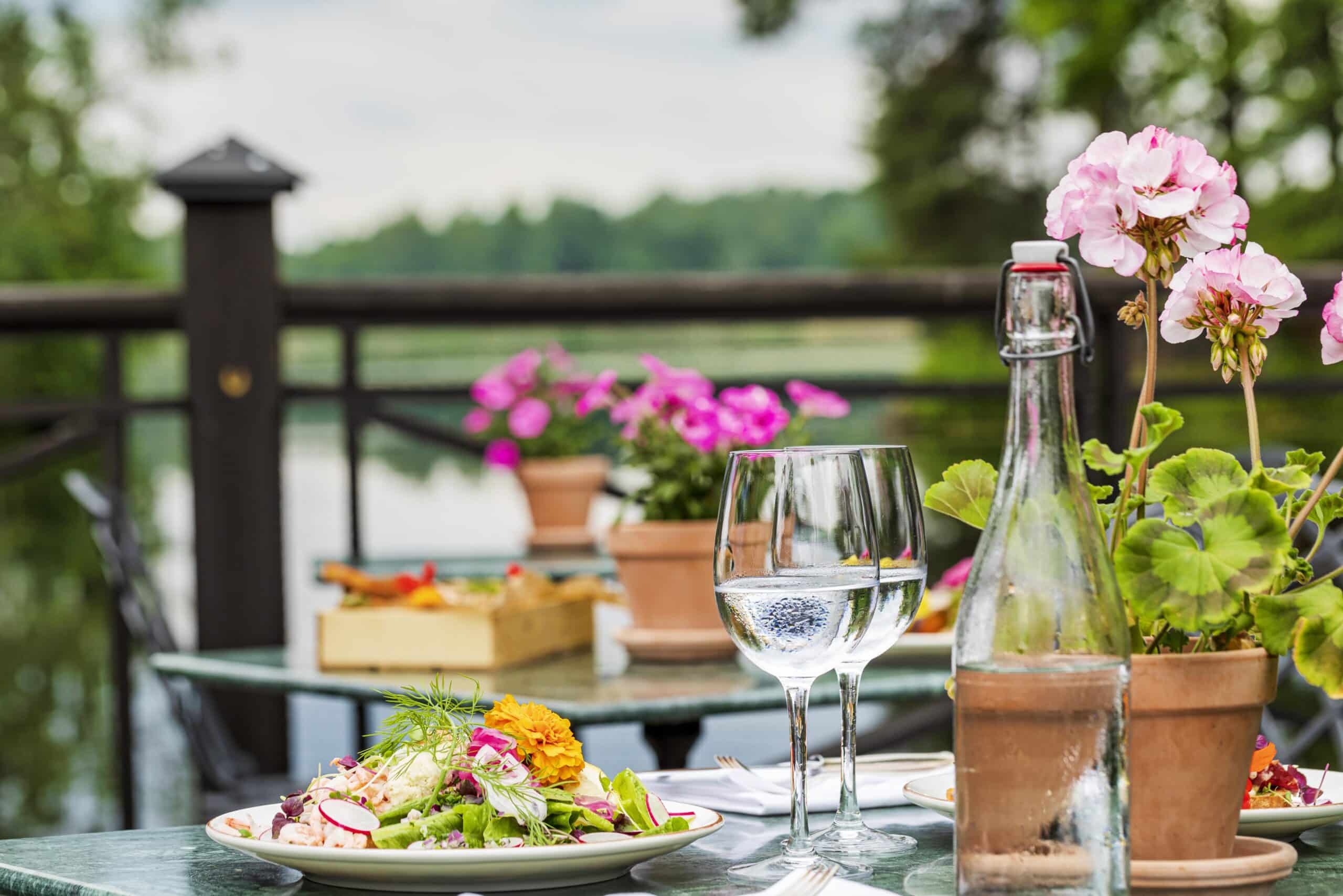 Dufweholms Herrgård udendørs servering om sommeren