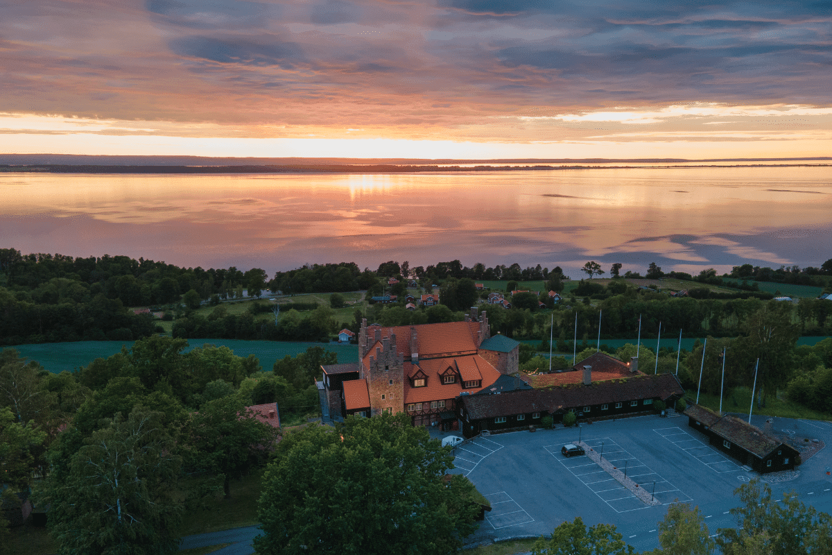 Gyllene Uttern Utsida solnedgång konferens